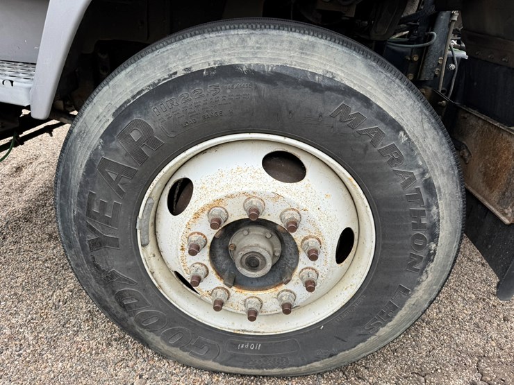 2005-gmc-t7500-image-51