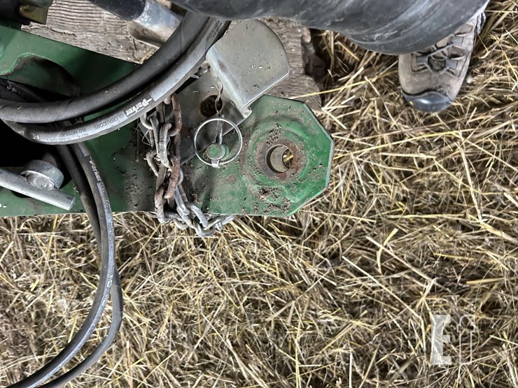 2011-john-deere-568-image-39