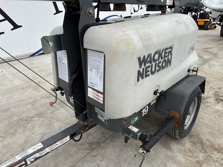 2015-massey-ferguson-8-image-26