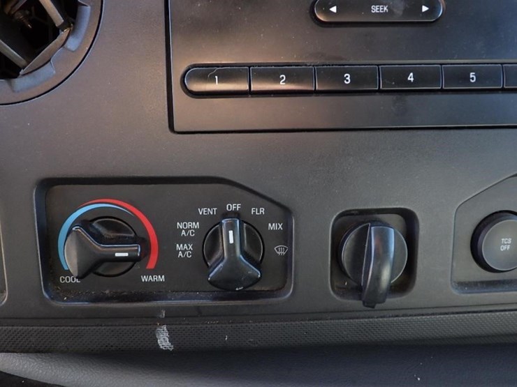 2013-ford-cargo-image-32