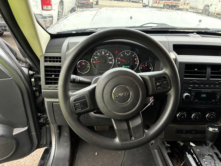 2012-jeep-liberty-image-16