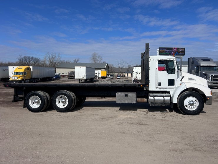 #1679-•-2004-kenworth-flatbed-truck-image-6