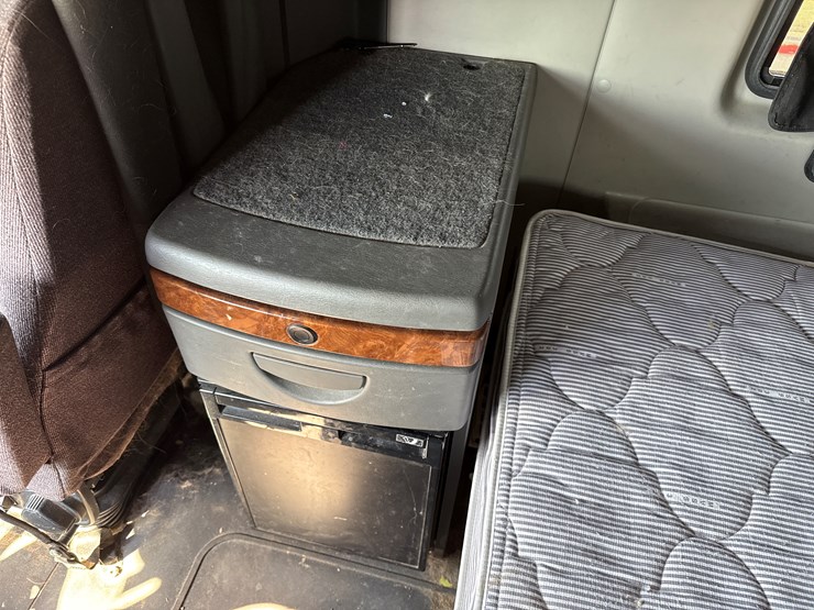 #2199-•-2020-international-a26-sleeper-cab-truck-tractor-image-77