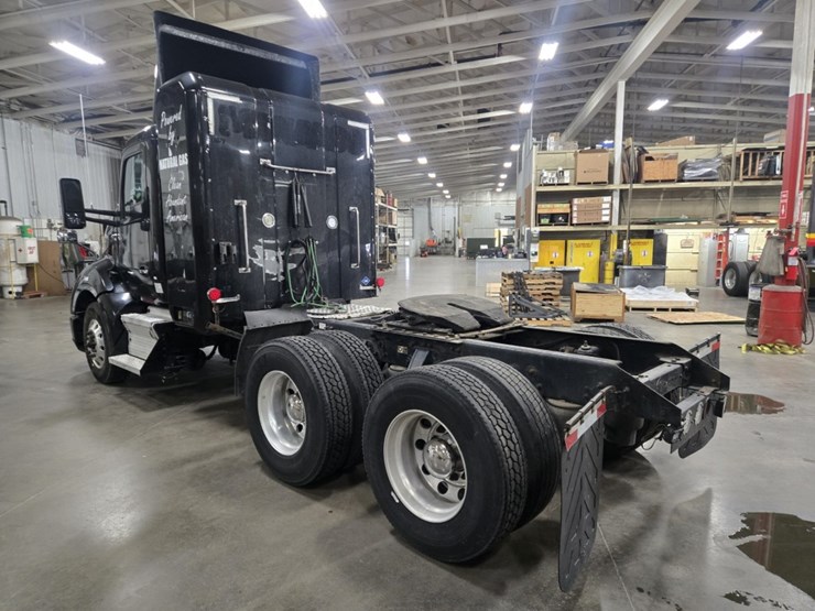 2015-kenworth-t680-image-3