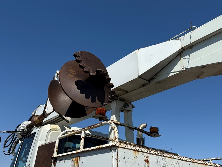 2010-international-7400-image-35