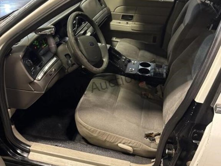 2009-ford-crown-victoria-sdn-image-24