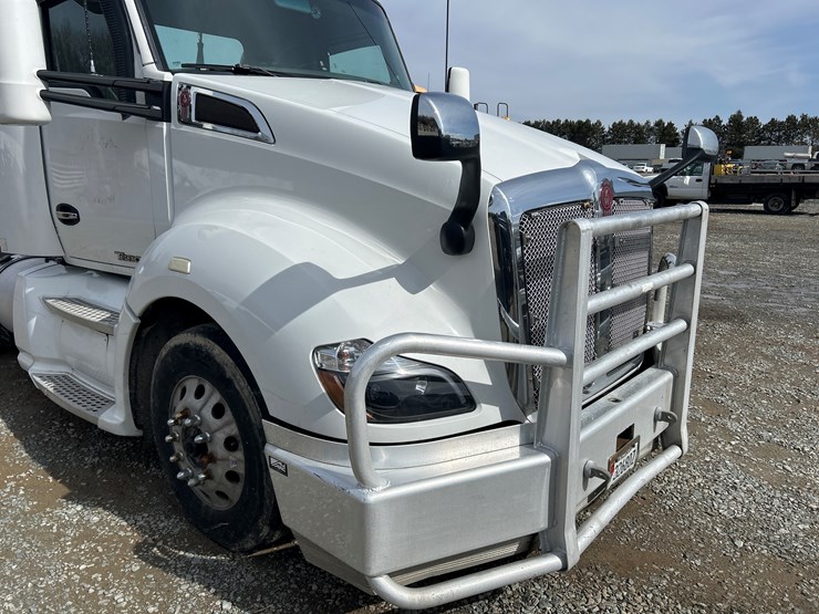 2017-kenworth-t680-image-10