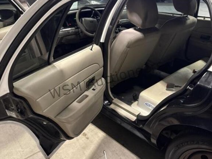 2011-ford-crown-victoria-sdn-image-25