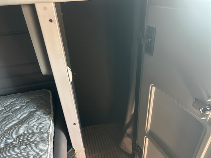 2013-peterbilt-365-image-54