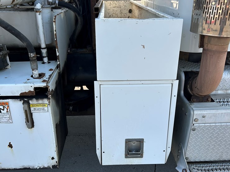 peterbilt-365-image-28