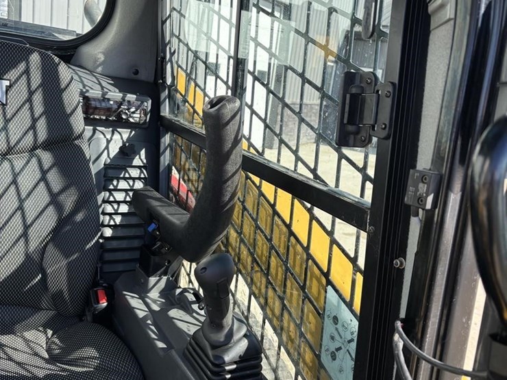 2020-caterpillar-259d3-image-11