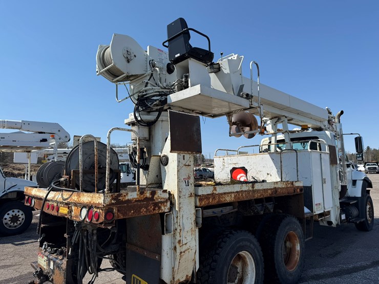 2010-international-7400-image-5