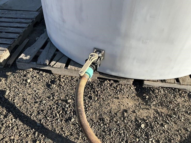 2800g-upright-poly-tank-image-2