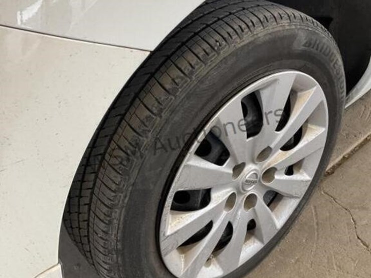 2015-nissan-leaf-s-hatchback-image-8