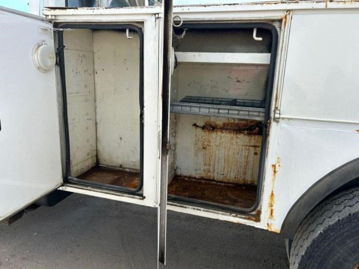 1997-ford-f800-image-43