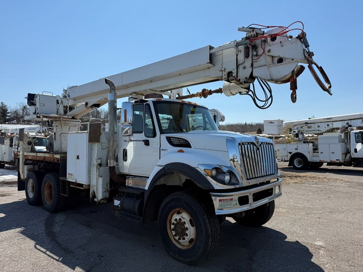 2010-international-7400-image-7