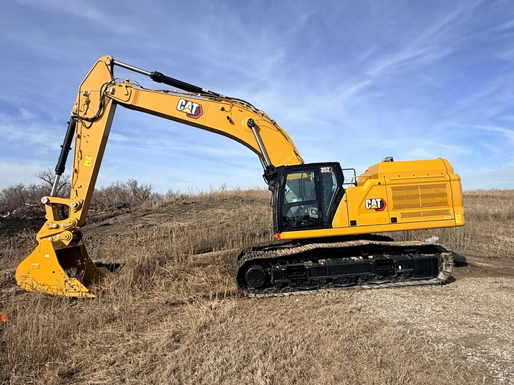 #1968-•-caterpillar-excavator-image-1
