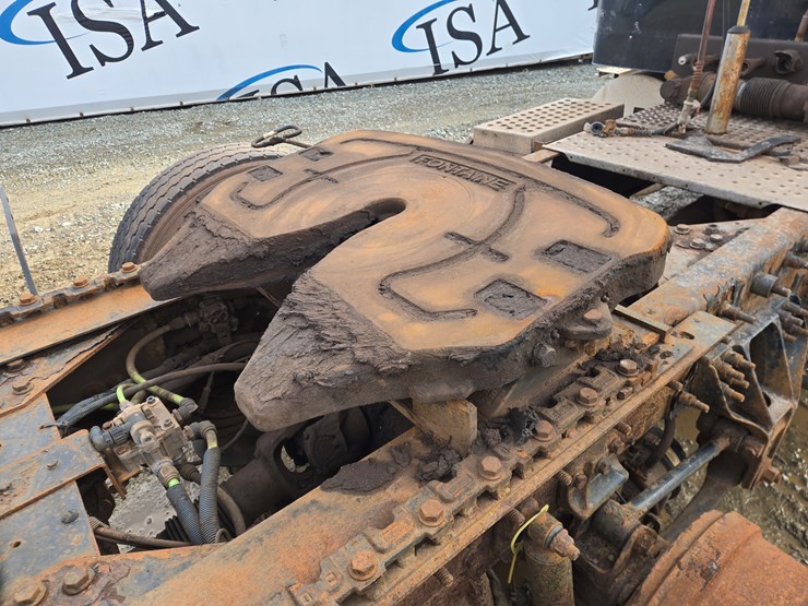 2014-massey-ferguson-8-image-25