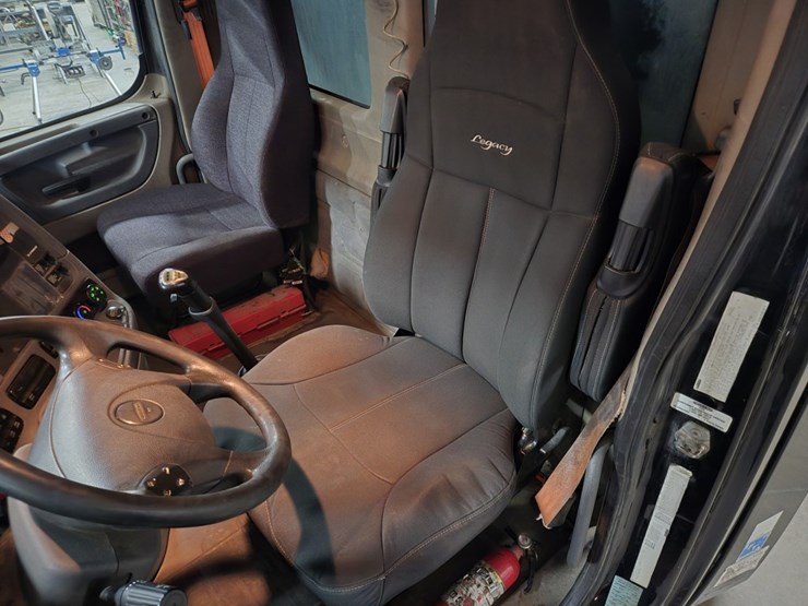 #2295-•-2016-freightliner-cascadia-day-cab-truck-tractor-image-57