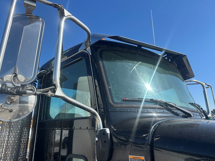 2015-peterbilt-337-image-13