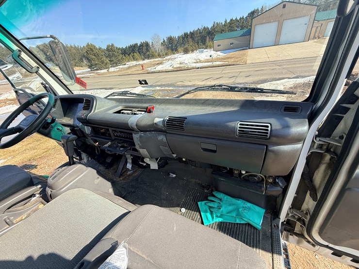 2002-isuzu-npr-image-38