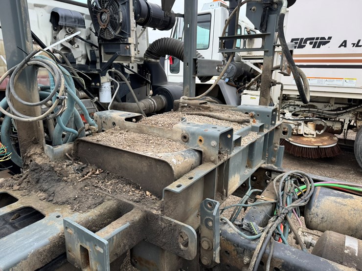 2005-gmc-t7500-image-24