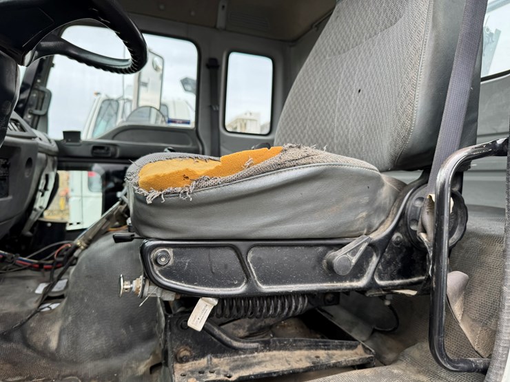 2005-gmc-t7500-image-29