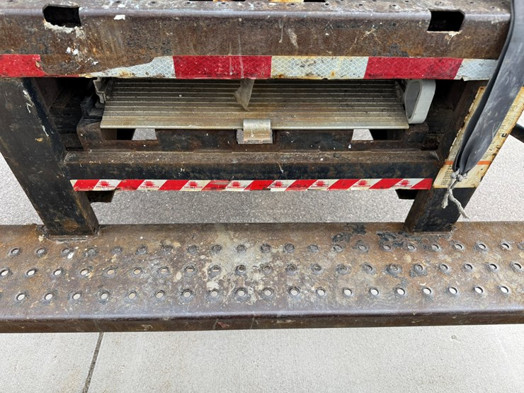 2019-isuzu-nrr-image-23