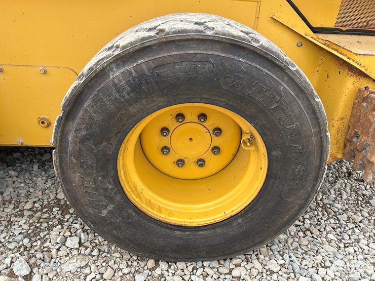 2020-deere-332g-image-58