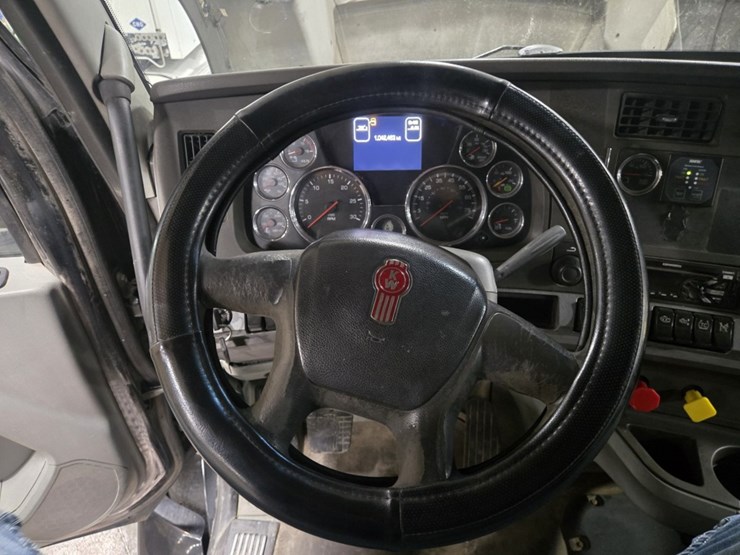 2015-kenworth-t680-image-66