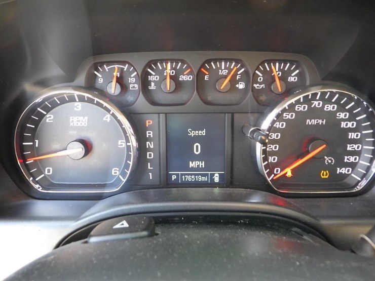 2017-chevrolet-2500hd-image-32