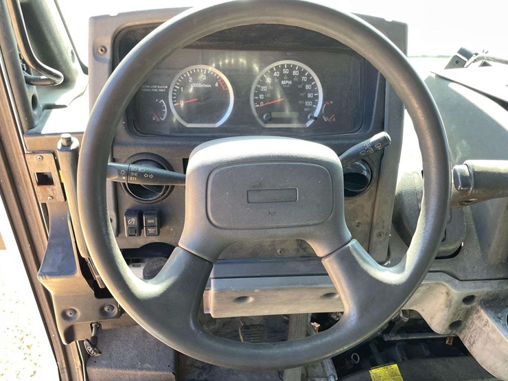 2013-isuzu-reach-image-11