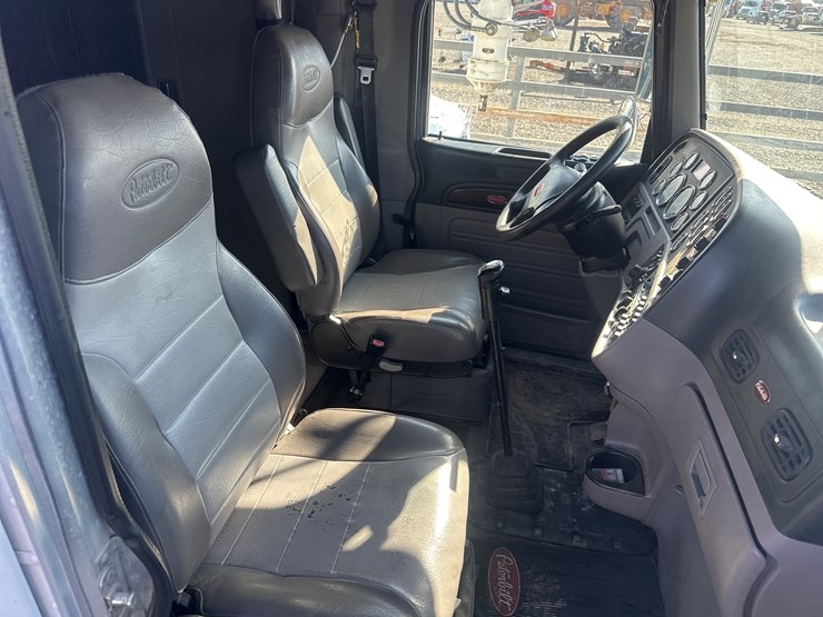 2013-peterbilt-365-image-31