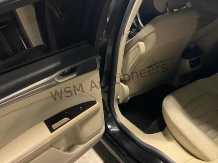 2014-ford-fusion-se-sdn-image-24