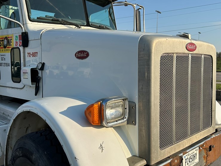 peterbilt-365-image-9