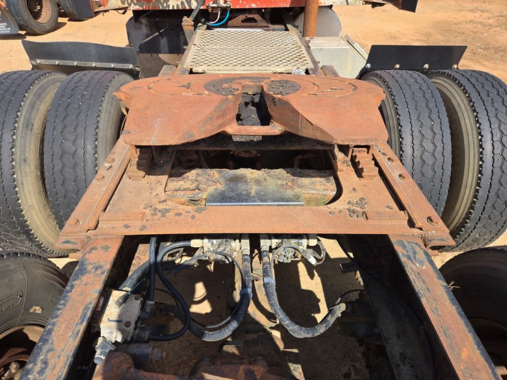 #1515-•-2005-international-9400i6x4-sleeper-cab-truck-tractor-image-29