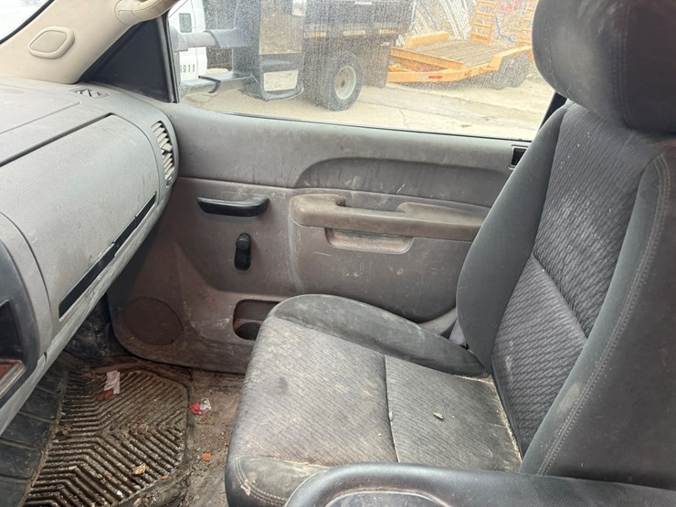 2012-chevrolet-3500-image-36