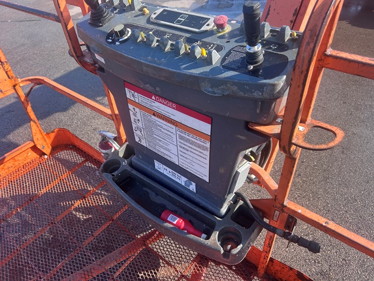 2011-jlg-660sj-image-29