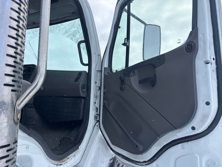 2009-caterpillar-c13-image-31