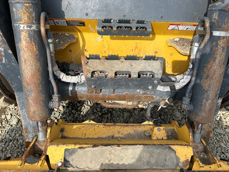 2020-deere-332g-image-16