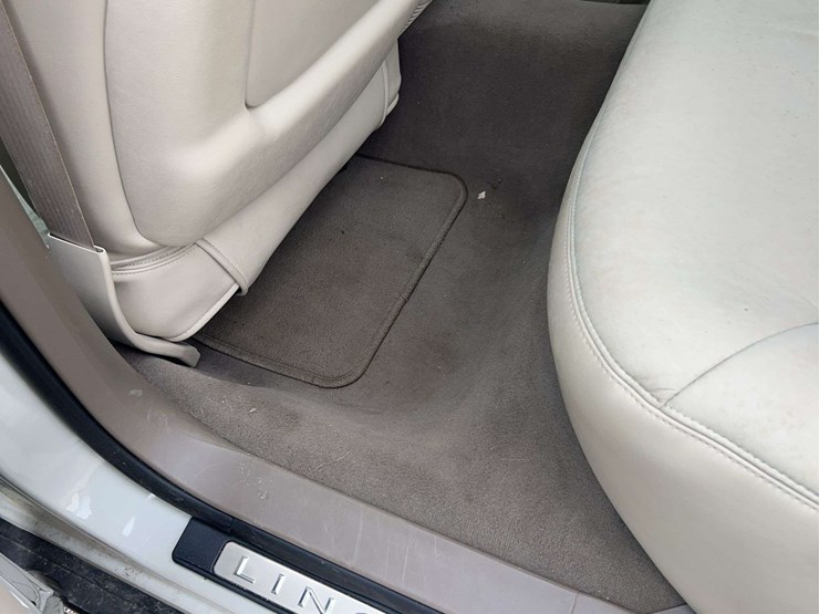 2005-lincoln-town-car-image-76