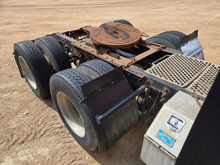 #1515-•-2005-international-9400i6x4-sleeper-cab-truck-tractor-image-22