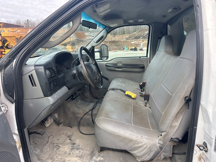 2006-ford-f550-image-25