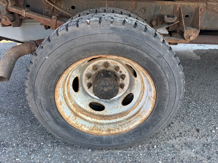 2012-ford-f550-xl-image-42