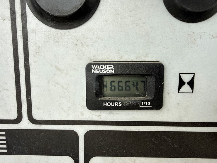 2015-massey-ferguson-8-image-33