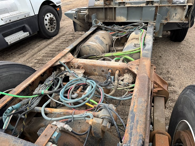 2005-gmc-t7500-image-21