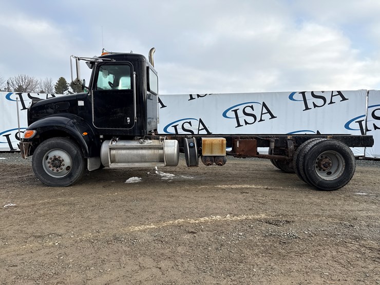 2015-peterbilt-337-image-2