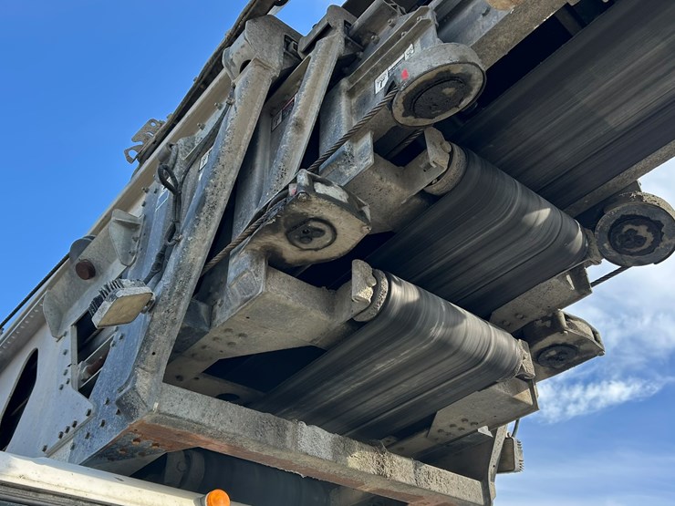 #2237-•-2006-mack-tri-axle-concrete-placement-truck-image-44