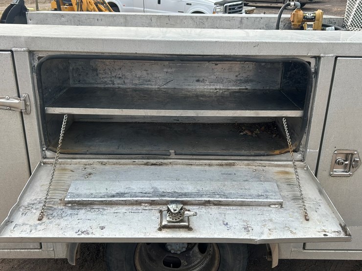 2004-chevrolet-3500-image-23