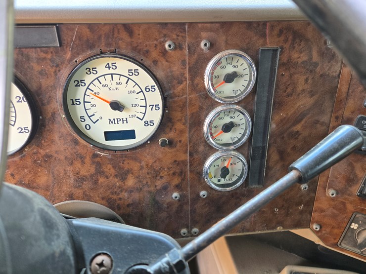 #1515-•-2005-international-9400i6x4-sleeper-cab-truck-tractor-image-51